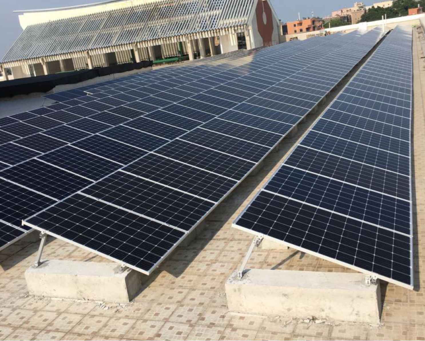 Estrutura solar de cobertura plana residencial 1,4 MW