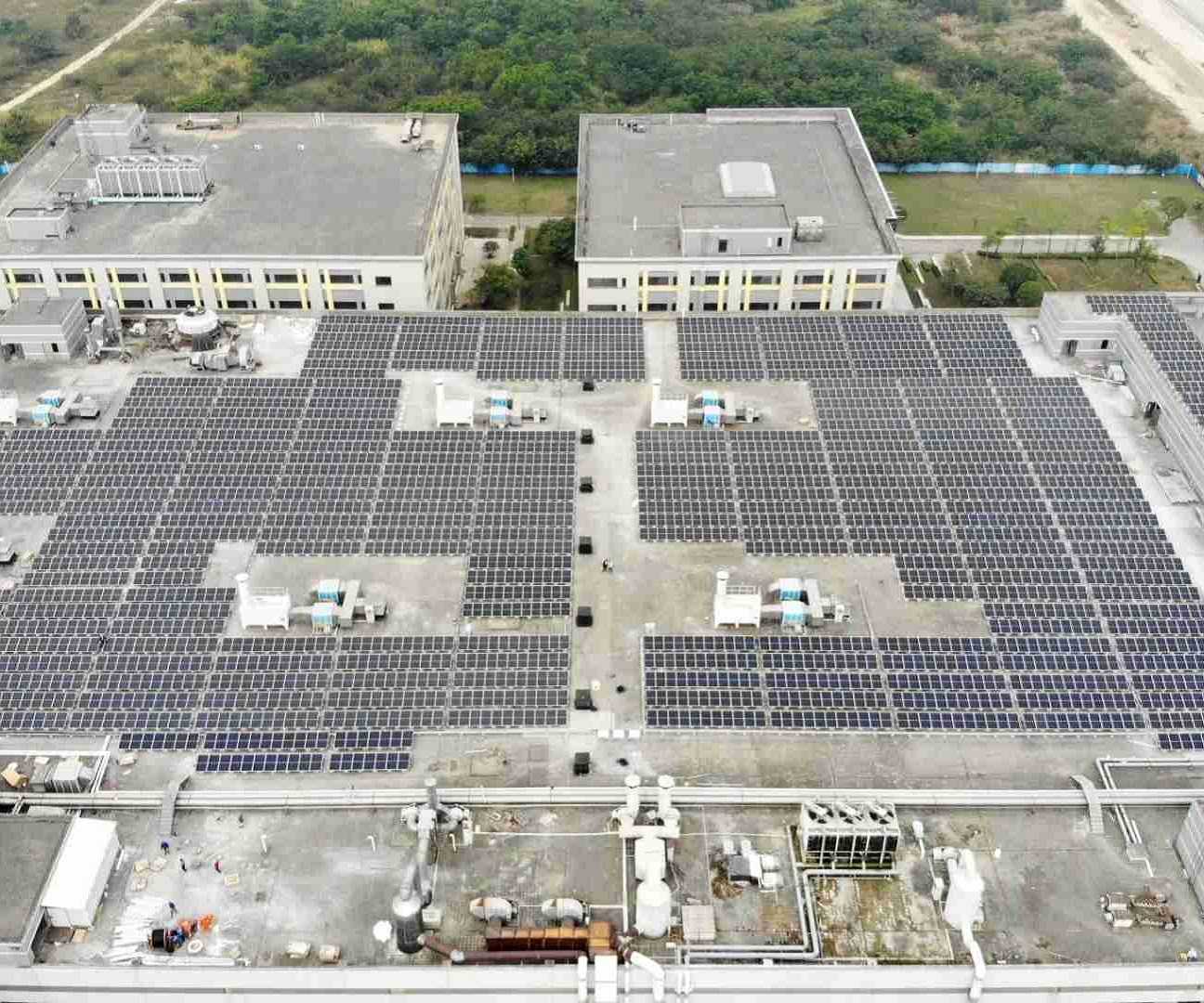 Montagem solar de telhado plano de cimento residencial