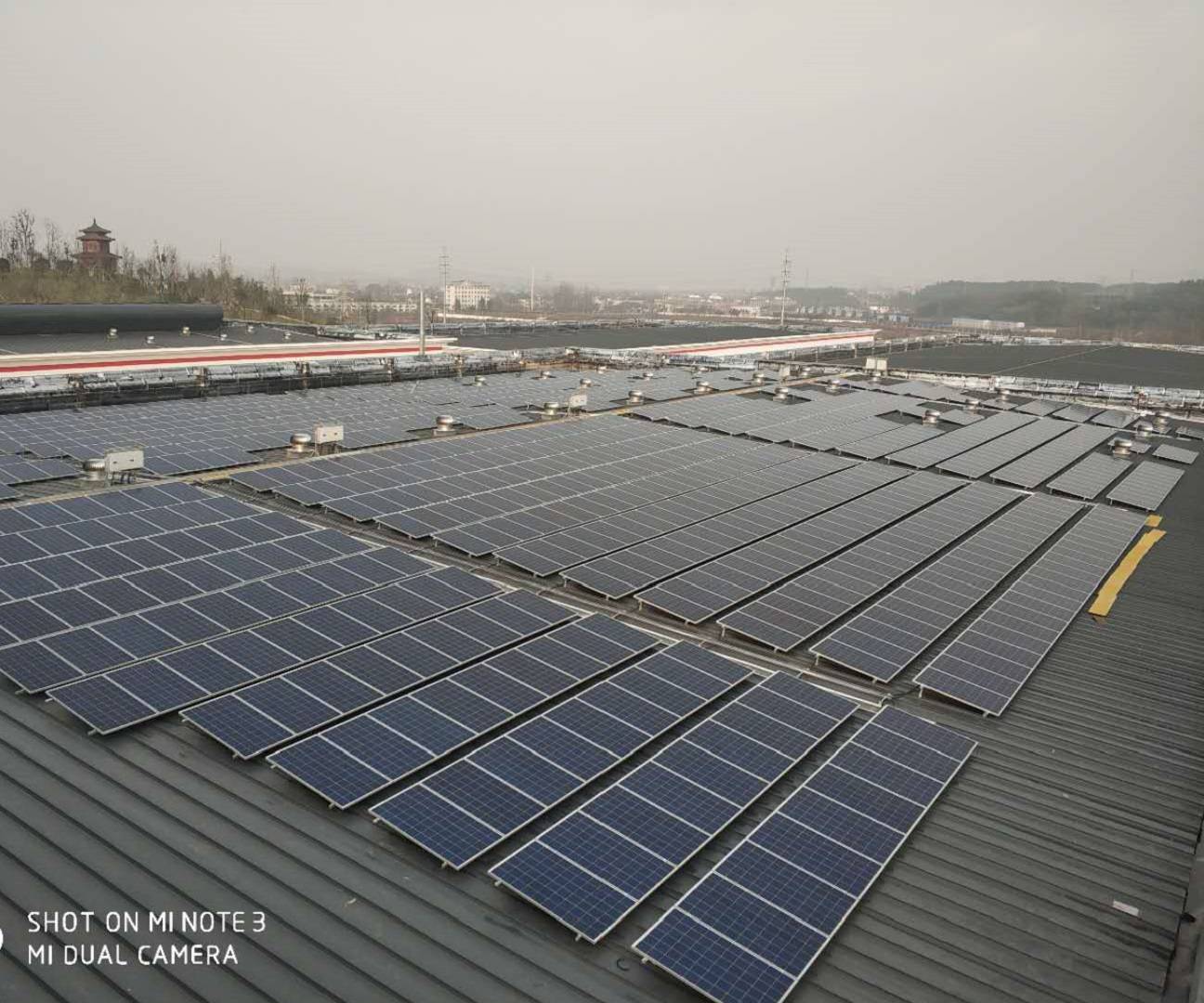 Montagem fotovoltaica no telhado