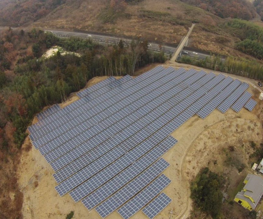 Campos áridos nas encostas monte solar