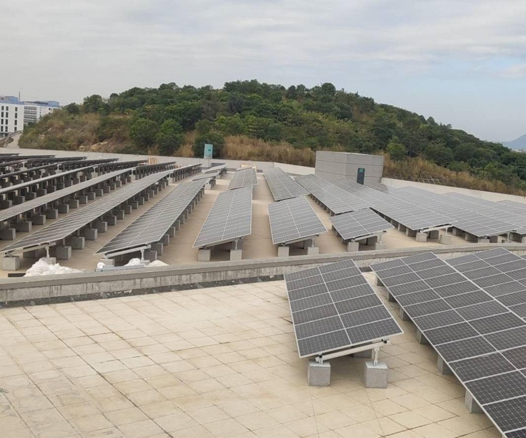 Montagem solar de fundação de concreto