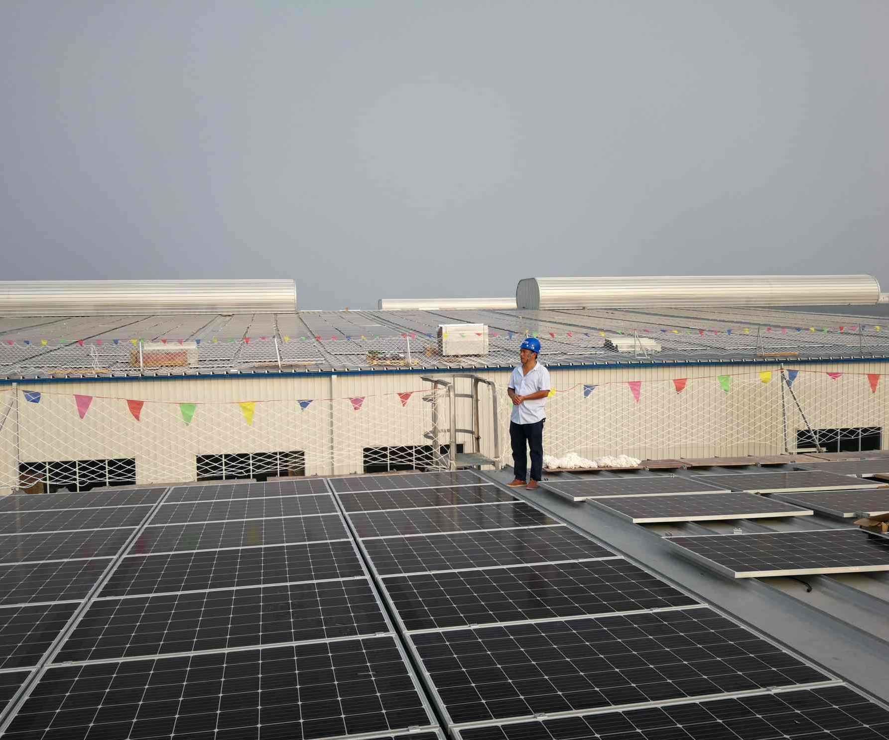 Suporte solar para clipe de telhado de zinco