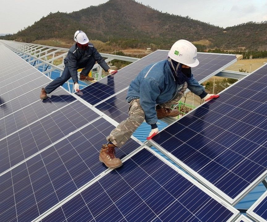 Instalação de suporte solar no telhado