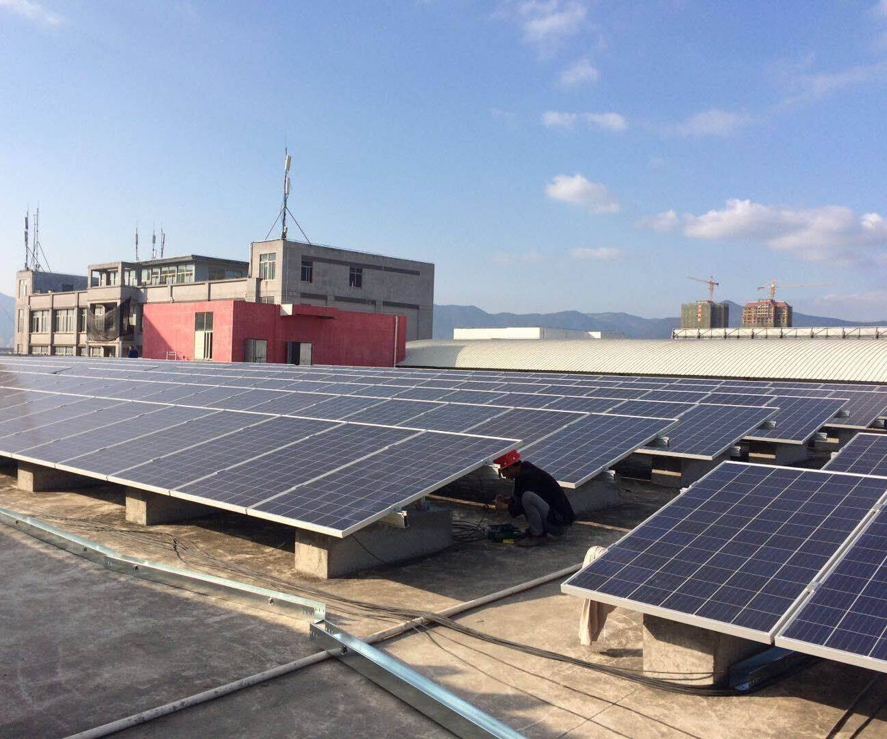 Instalação de rack fotovoltaico no telhado